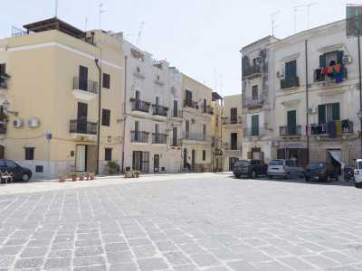 Qui infatti due ex appartamenti del boss Tonino Capriati sono stati finalmente aperti al pubblico: uno verr� trasformato in scuola di falegnameria, l'altro ha ricominciato a ospitare le riunioni di Libera Puglia
